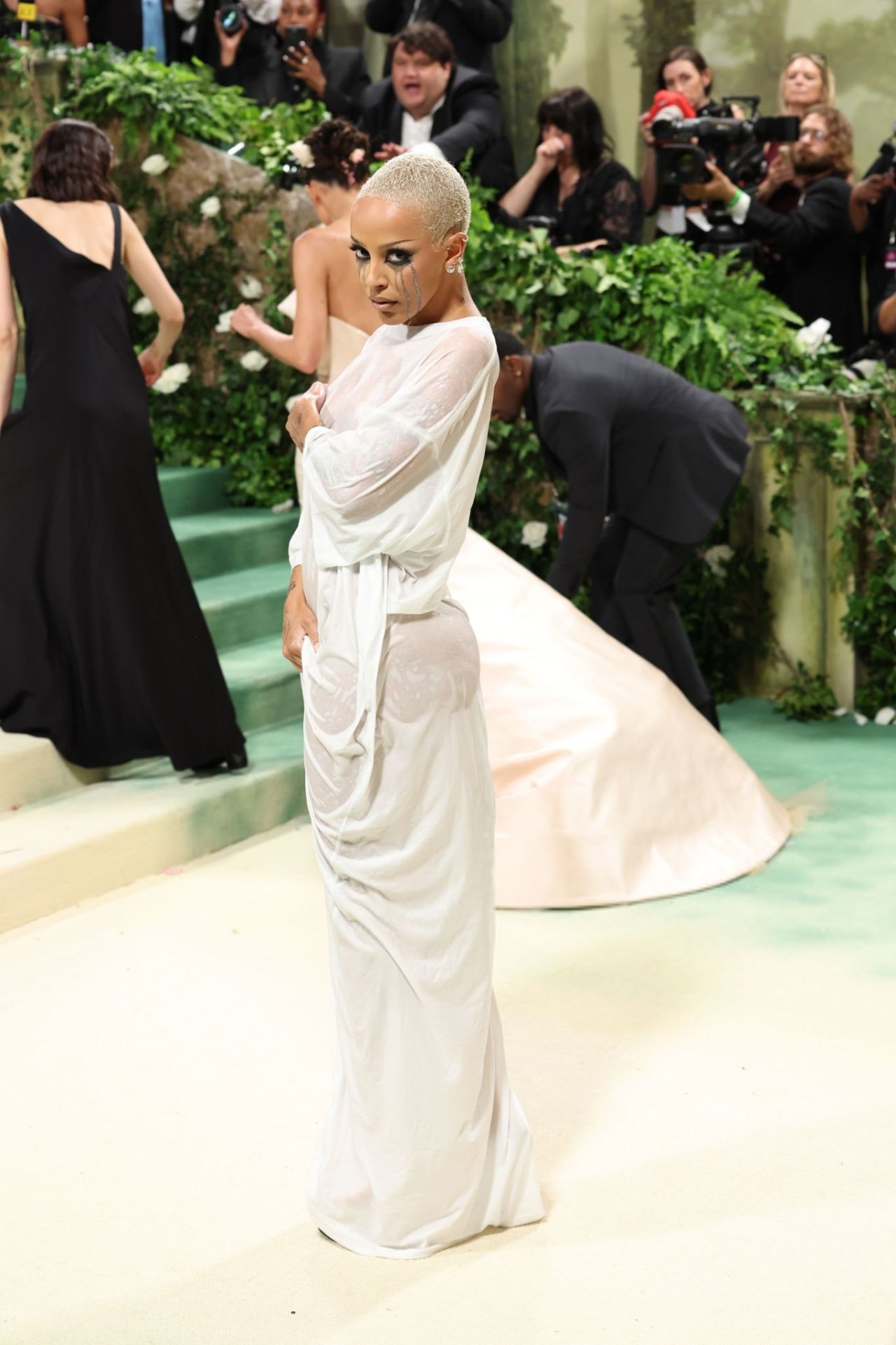 Doja Cat Stuns in Unconventional Met Gala Ensemble07